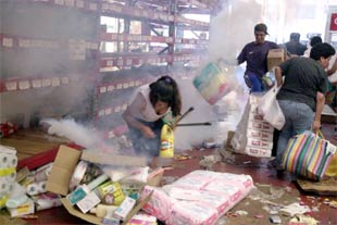 Damnificados de terremoto en Perú saquean algunos negocios